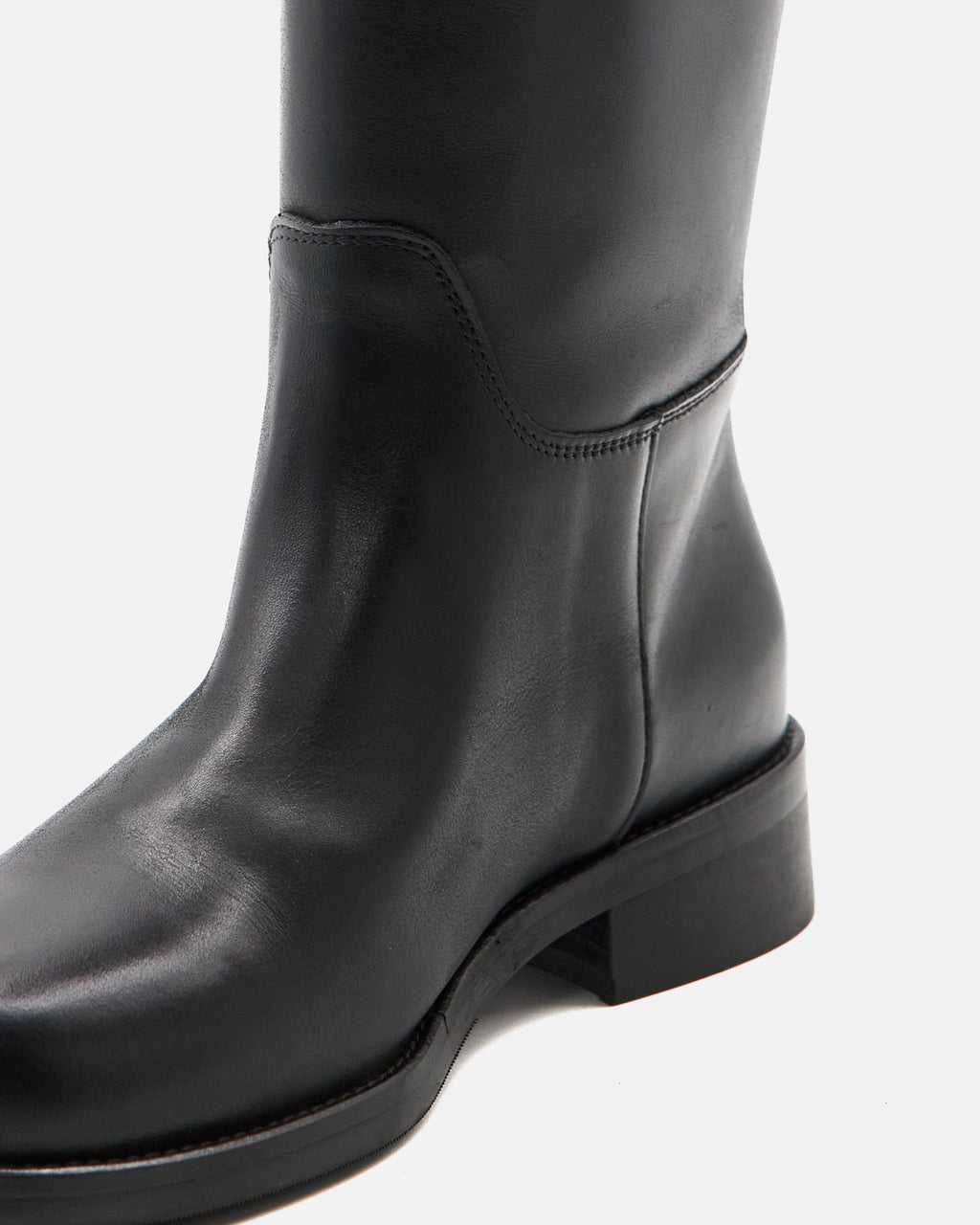 CHARLOTTE CAVALLERIZZA ★ PELLE
