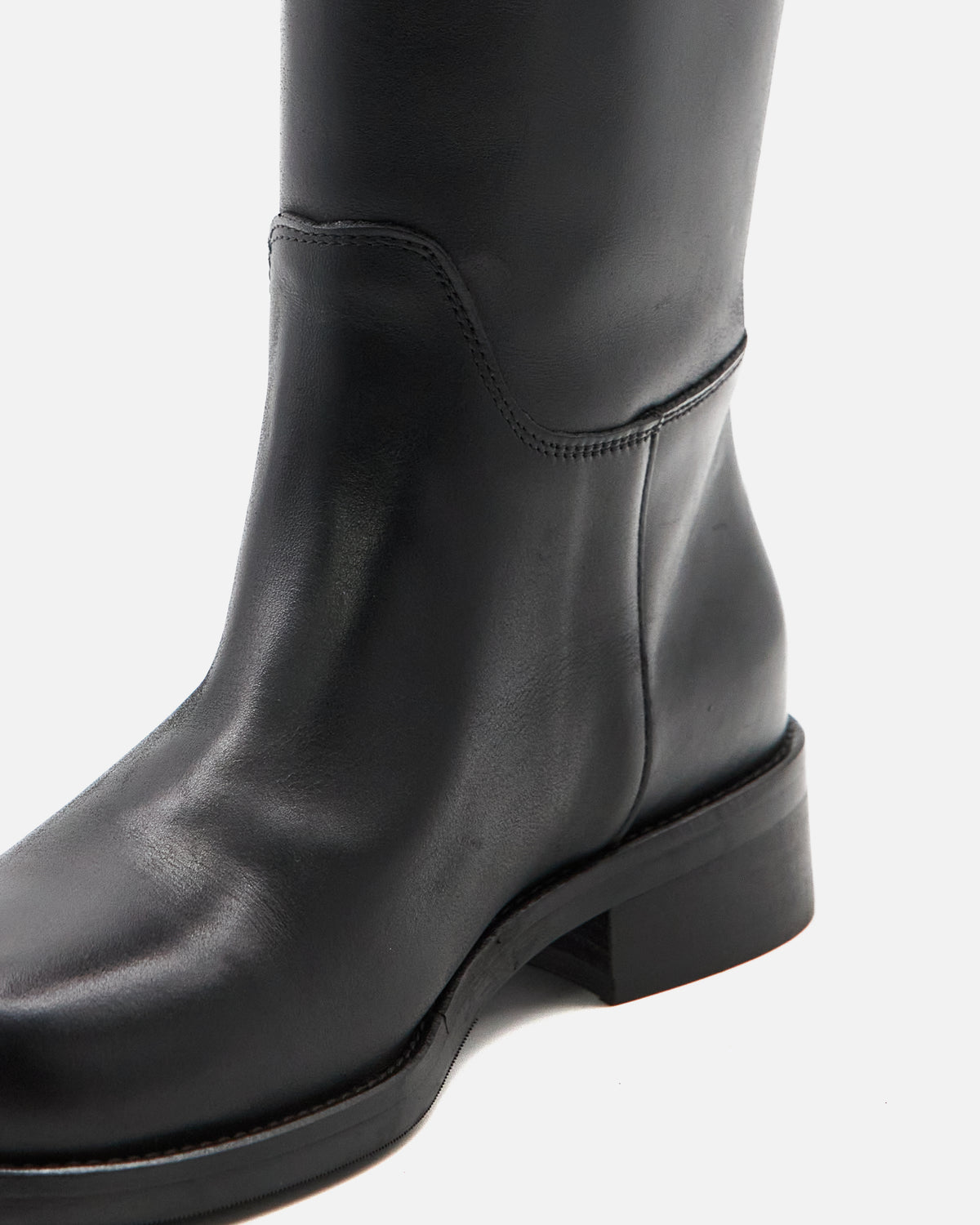 CHARLOTTE CAVALLERIZZA ★ PELLE